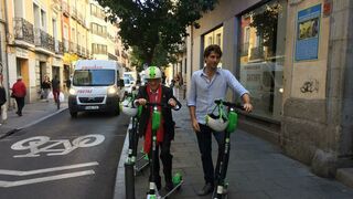 El padre Ángel, montado en el patinete solidario