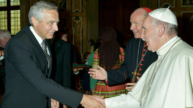 Jan Figel saluda al Papa Francisco