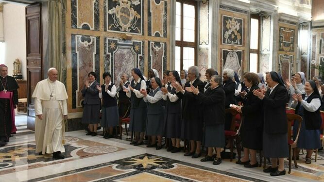 El Papa, hoy, con las Paulinas
