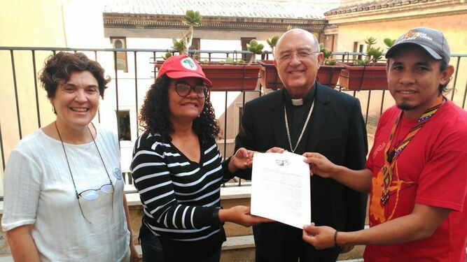 Representantes de los movimentos populares, con el cardenal Barreto