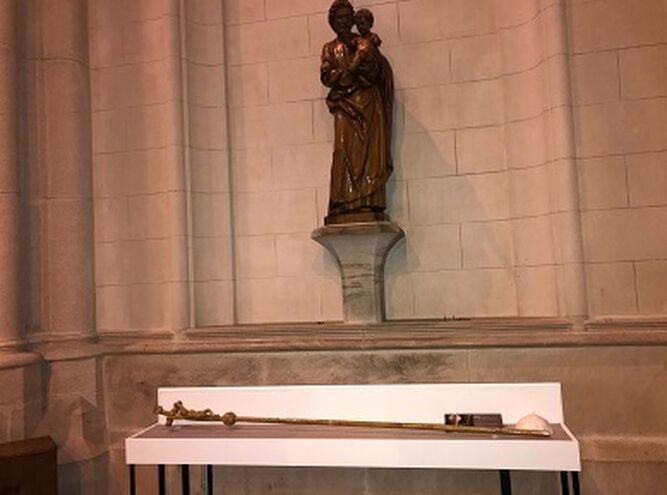 El báculo ante una estatua de la Virgen y Niño