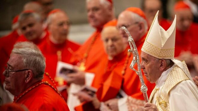 Francisco, hoy, rodeado de cardenales