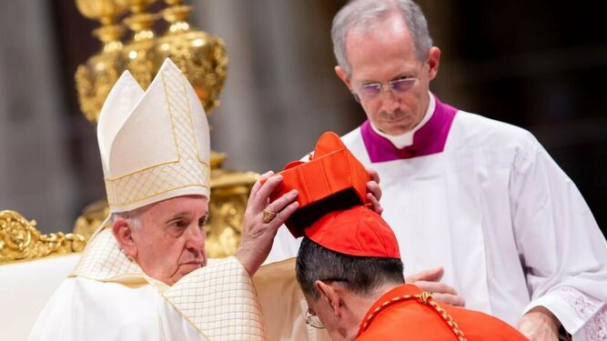 El Papa impone el birrete cardenalicio a un neocardenal