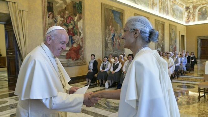 El Papa saluda a una mujer