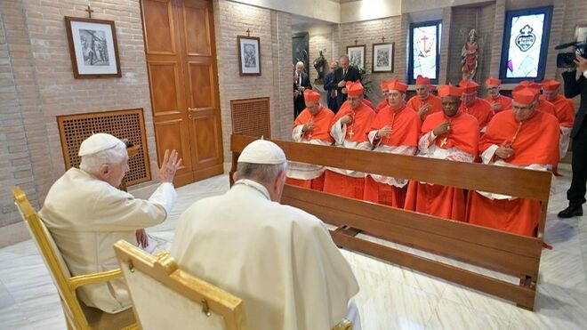 Bendición de Benedicto XVI a los nuevos cardenales