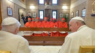Benedicto y Francisco con cardenales