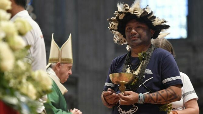 Un indígena pasa hoy por delante del Papa