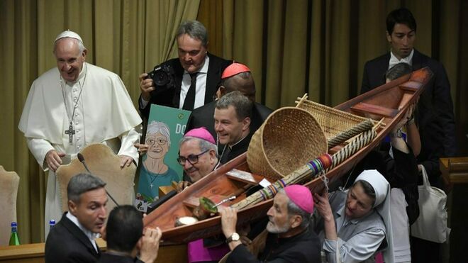 Francisco entra en el Sínodo acompañado de una canoa