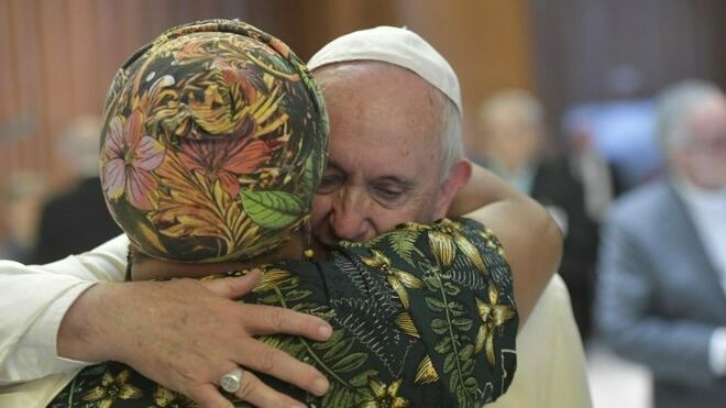 El Papa abraza a una mujer en el aula sinodal