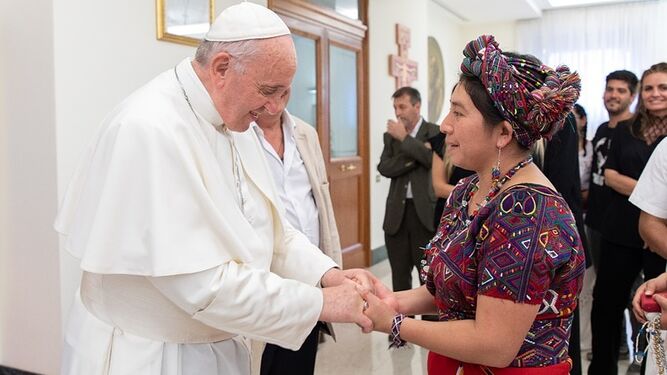 El Papa saluda a una líder de comunidades indígenas