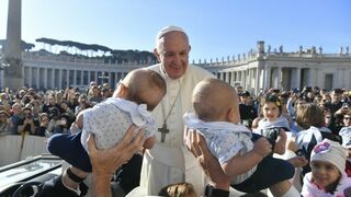 Francisco bendice a unos gemelos en la plaza de San Pedro