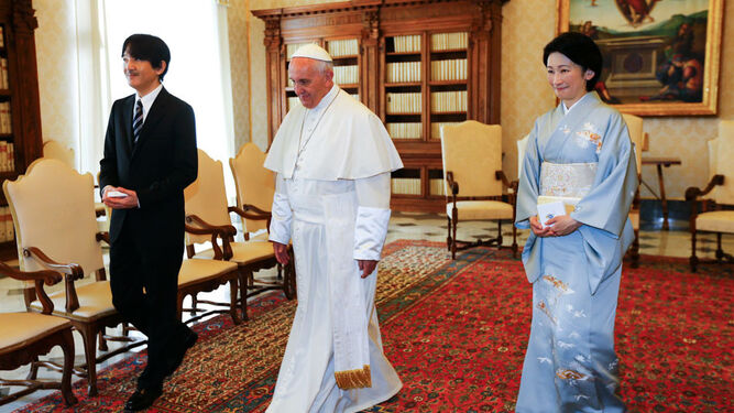 El Papa Francisco, con el príncipe Akishino de Japón y su esposa, Kiko