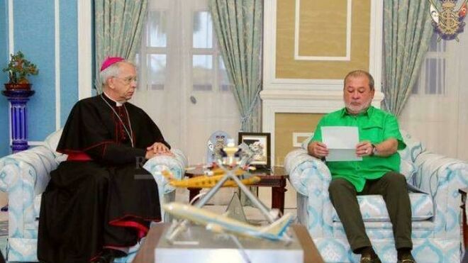 El nuncio en Malasia, con el sultán de Johor