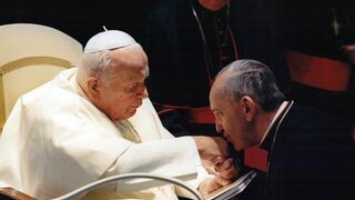 Bergoglio besa la mano de Juan Pablo II