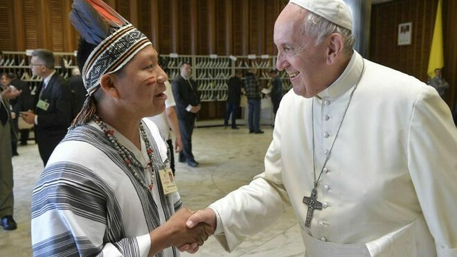 Delio Siticonatzi, hombre Ashaninca, saluda al Papa