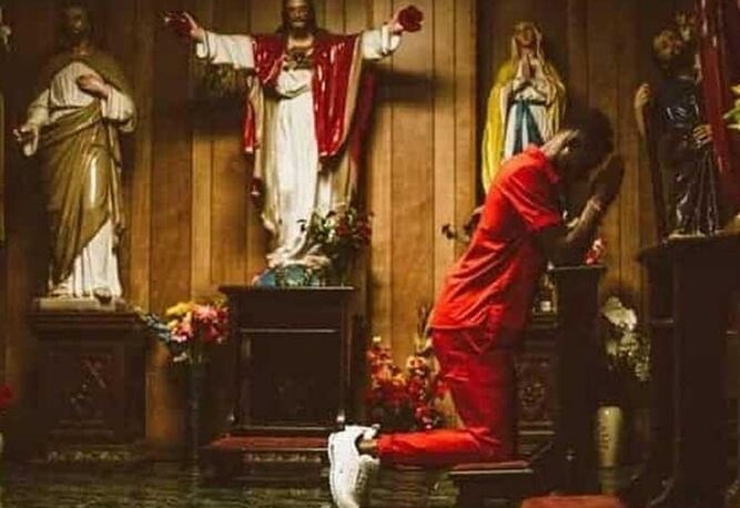 Rezando con las 'zapatillas de Jesús'