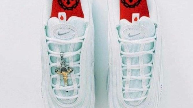 El crucifijo en las zapatillas