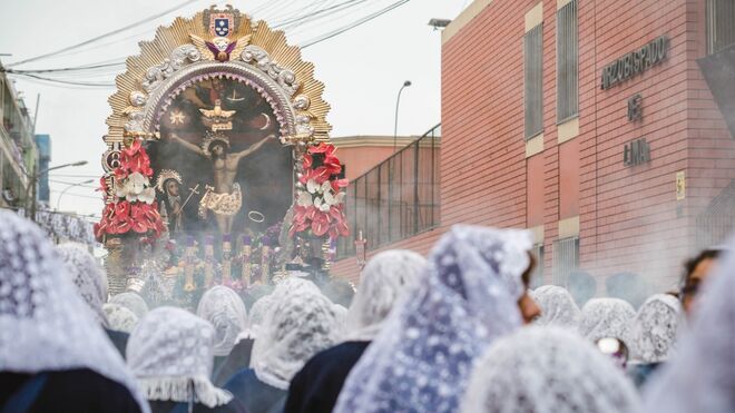 Señor de los Milagros junto al Arzobispado de Lima