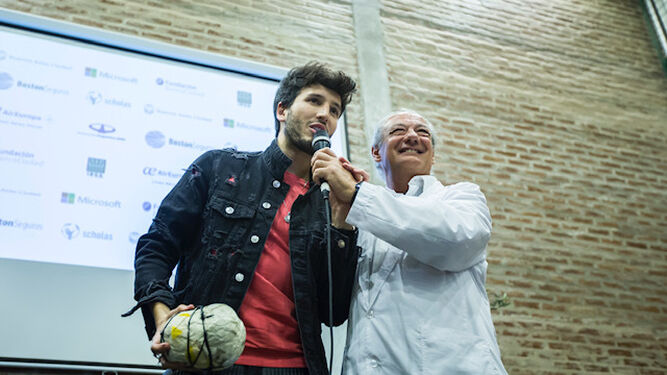 El músico recibe el balón de trapo