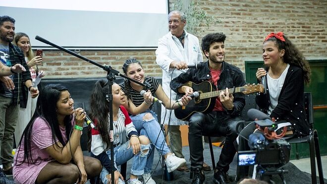 Sebastian Yatra cantando con los chicos de Scholas en la Villa 31 de Buenos Aires
