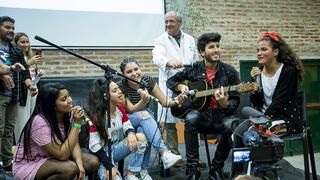 Sebastian Yatra cantando con los chicos de Scholas en la Villa 31 de Buenos Aires