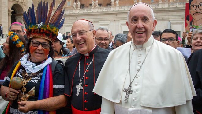 El Papa Francisco y el Cardenal Barreto caminan en medio de los pueblos de la Amazonía - Foto Guilherme Cavali