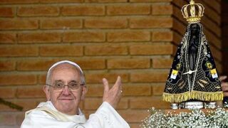 Francisco ante la la imagen de Nuestra Señora de Aparecida