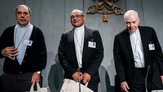 Mons. Pertíñez, Mons. Guimarâes y el Cardenal Aguiar