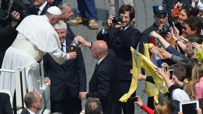 Domenico Giani, encargado de la seguridad del Papa, le ceba un mate en una imagen de 2014