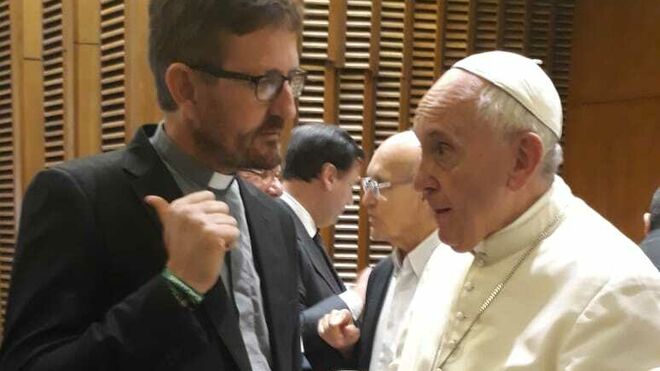 El Papa Francisco conversa con Luis Miguel Modino