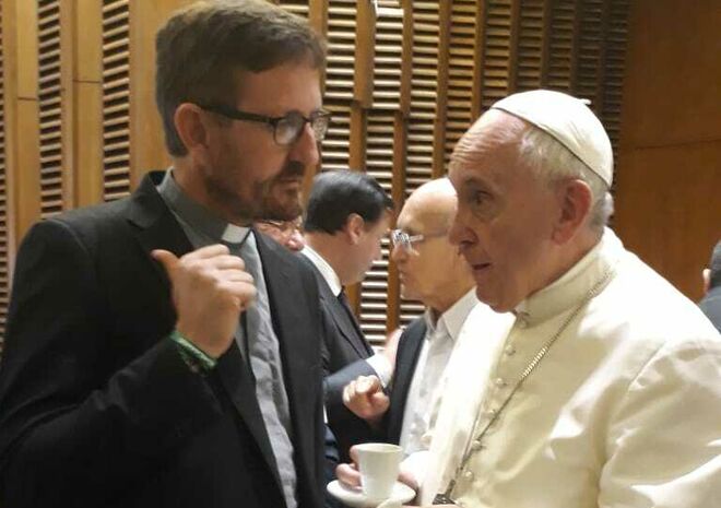 El Papa Francisco conversa con Luis Miguel Modino