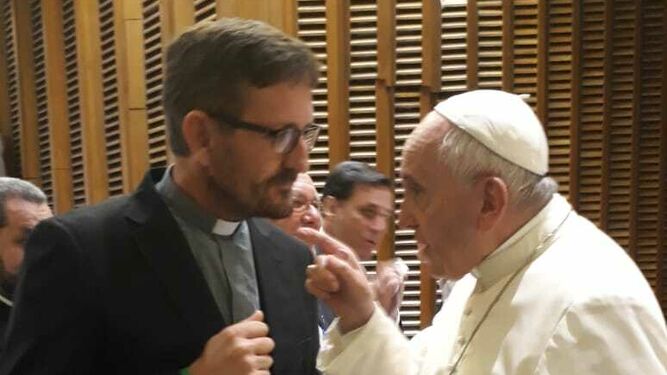 El Papa conversa con Luis Miguel Modino