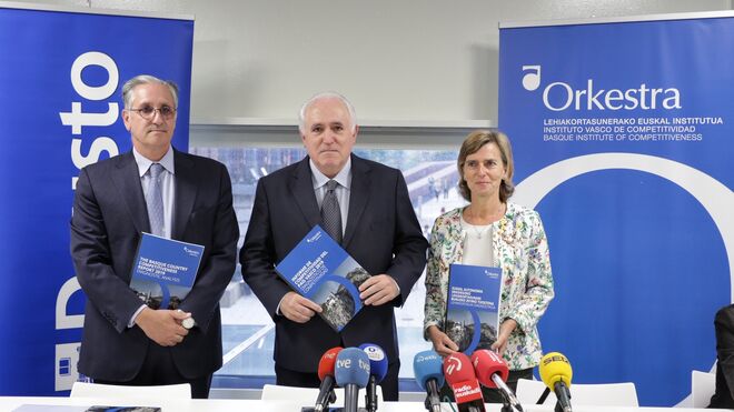 El Presidente de Orkestra, Iván Martén, el rector de la Universidad de Deusto, José María Guibert, y la directora de Orkestra, Mari Jose Aranguren, durante la rueda de prensa de presentación del Informe de Competividad del País Vasco 2019