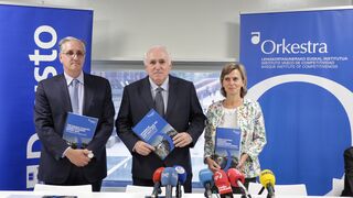El Presidente de Orkestra, Iván Martén, el rector de la Universidad de Deusto, José María Guibert, y la directora de Orkestra, Mari Jose Aranguren, durante la rueda de prensa de presentación del Informe de Competividad del País Vasco  2019