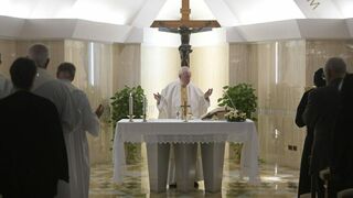 Francisco celebra la misa matutina en Santa Marta