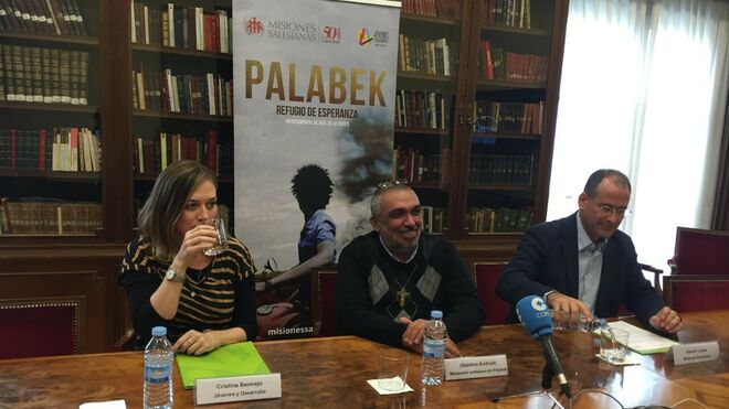 El padre Andrade sonríe en la presentación del documental, junto a los representantes de Jóvenes y Desarrollo y Misiones Salesianas
