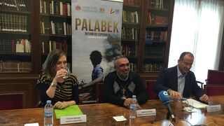 El padre  Andrade sonríe en la presentación del documental, junto a los representantes de Jóvenes y Desarrollo y Misiones Salesianas