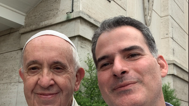 Selfie del Papa con Rafael Luciani