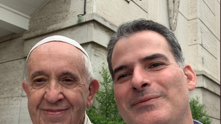Selfie del Papa con Rafael Luciani