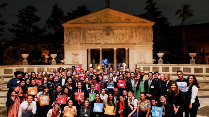 Representantes de organismos internacionales y Jóvenes participantes del Simposio de Jóvenes en el Vaticano 2019 frente al patio de la sede de la Pontificia Academia de las Ciencias, Casina Pío IV, Ciudad del Vaticano