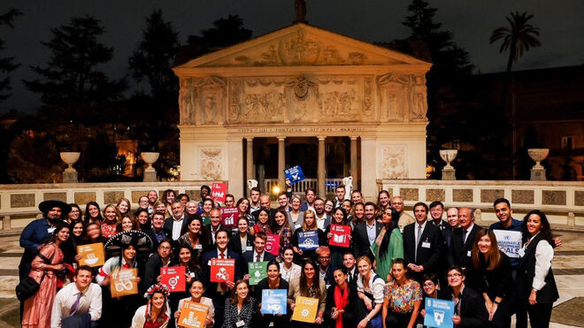 Representantes de organismos internacionales y Jóvenes participantes del Simposio de Jóvenes en el Vaticano 2019 frente al patio de la sede de la Pontificia Academia de las Ciencias, Casina Pío IV, Ciudad del Vaticano