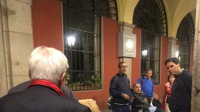 El padre Ángel, en la plaza Mayor, con los sintecho