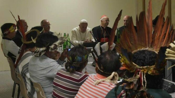 El Papa reunido con un grupo de indígenas
