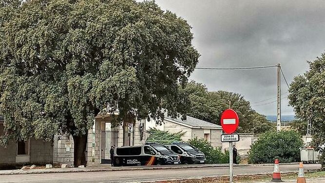 La Policía Nacional ya custodia el cementerio de Mingorrubio, donde van a ser trasladados los restos de Franco