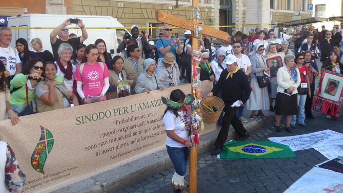 Vía Crucis amazónico en las calles de Roma