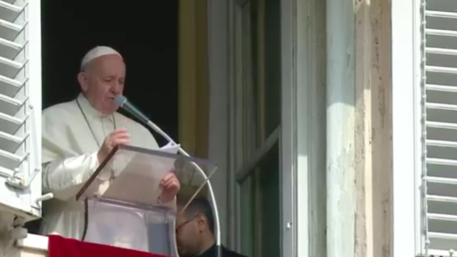 Francisco, durante el rezo del Angelus