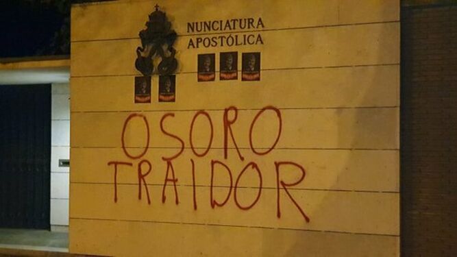 Pintadas contra Osoro en la sede de la Nunciatura