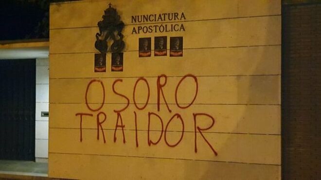 Pintadas contra Osoro en la sede de la Nunciatura