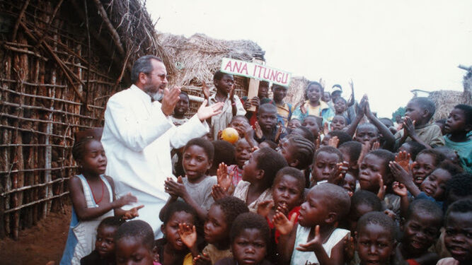 El misionero, con los huérfanos angoleños