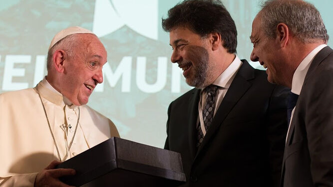 El Papa Francisco junto a Darío Werthein, presidente del consejo de administración de ORT Mundial, y José María del Corral, presidente Mundial de Scholas, en la sede Vaticana de Scholas, octubre de 2017